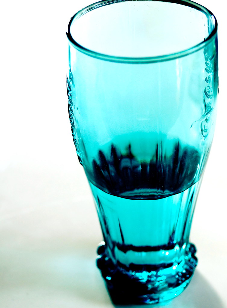 How to Drink 2 Liters of Water a Day Without Bloating